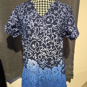 Ombré blue summer flower scrub top